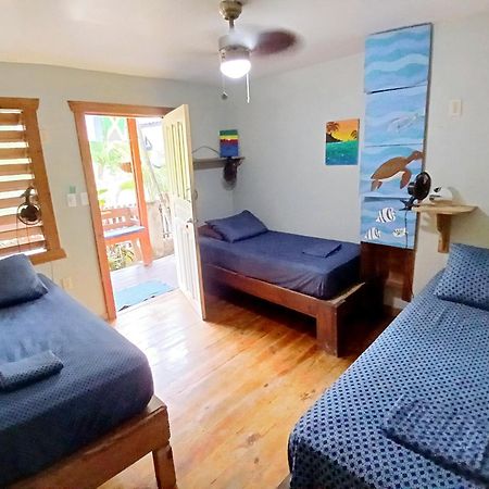 Roatan Backpackers' Hostel Sandy Bay ภายนอก รูปภาพ