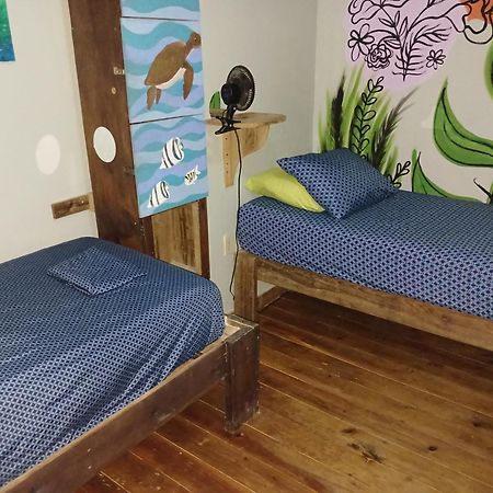 Roatan Backpackers' Hostel Sandy Bay ภายนอก รูปภาพ