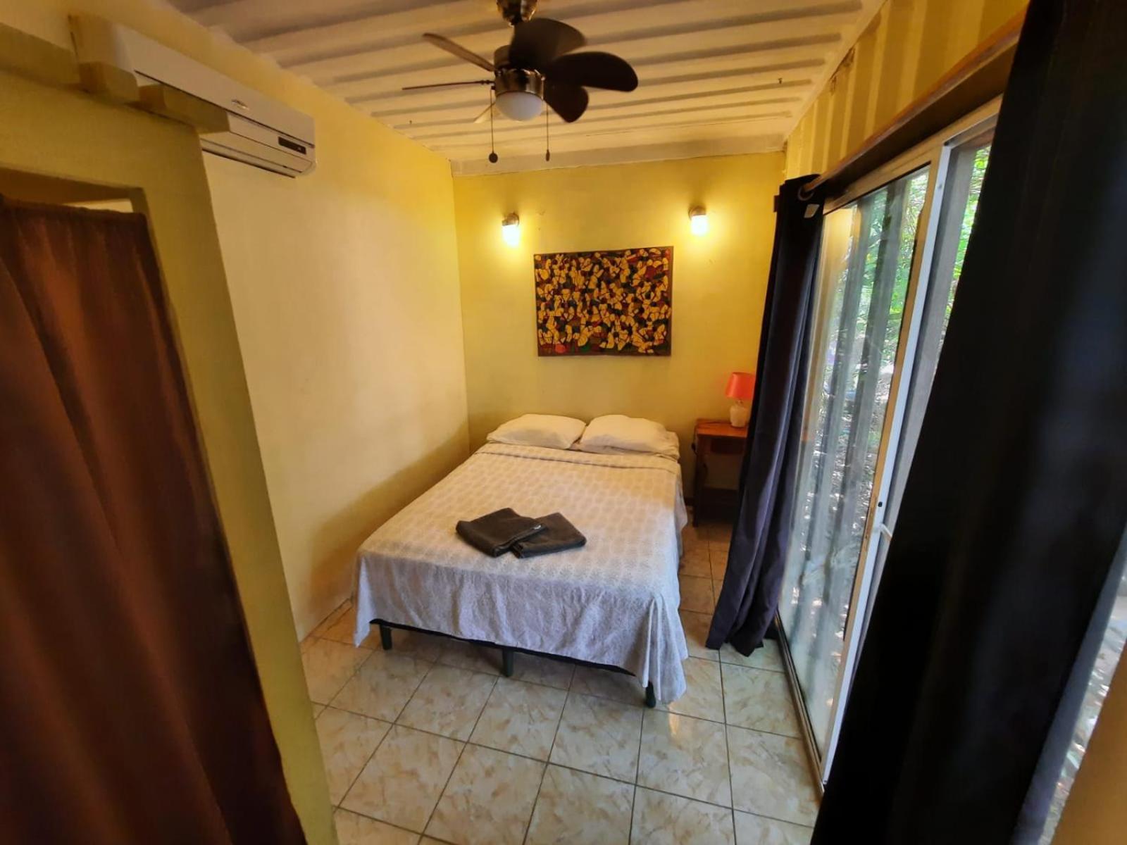 Roatan Backpackers' Hostel Sandy Bay ภายนอก รูปภาพ