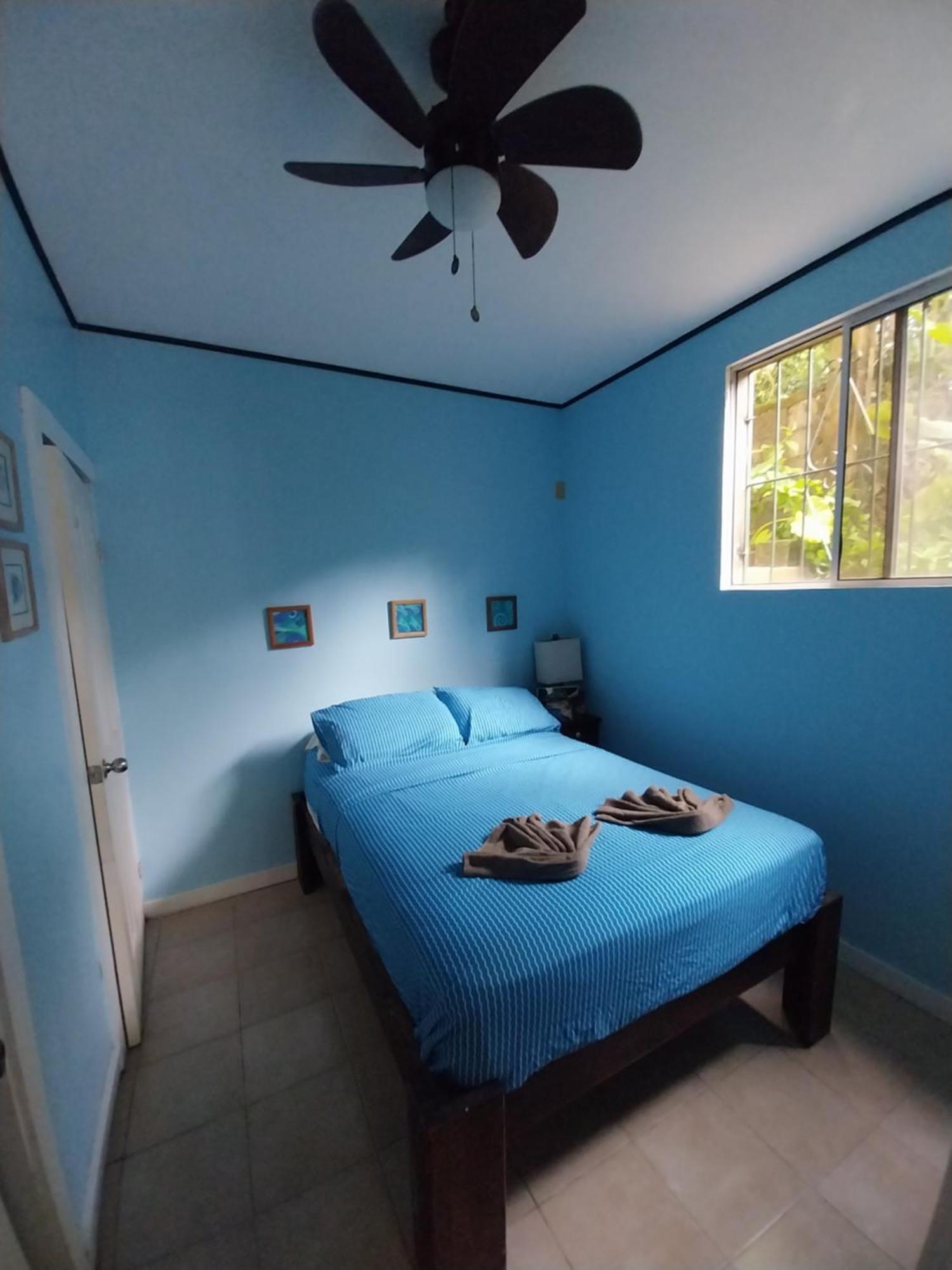 Roatan Backpackers' Hostel Sandy Bay ภายนอก รูปภาพ