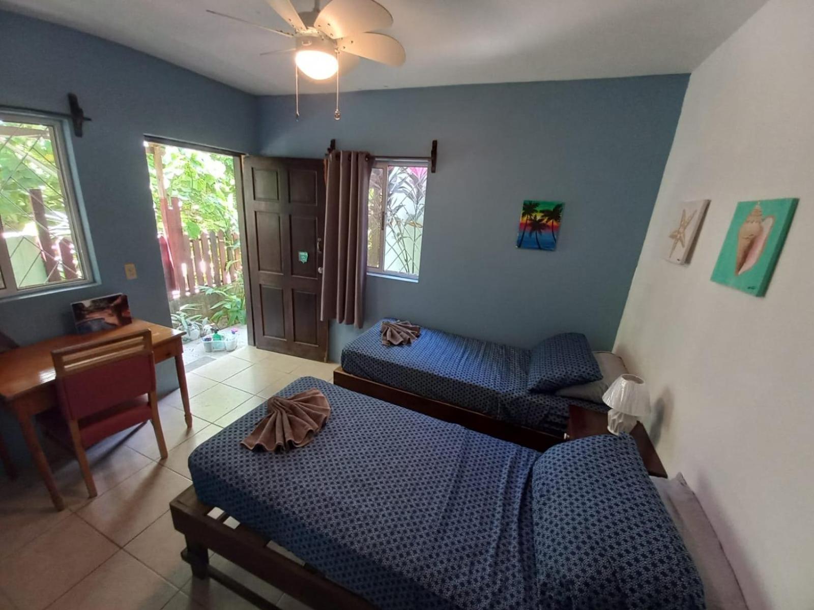 Roatan Backpackers' Hostel Sandy Bay ภายนอก รูปภาพ