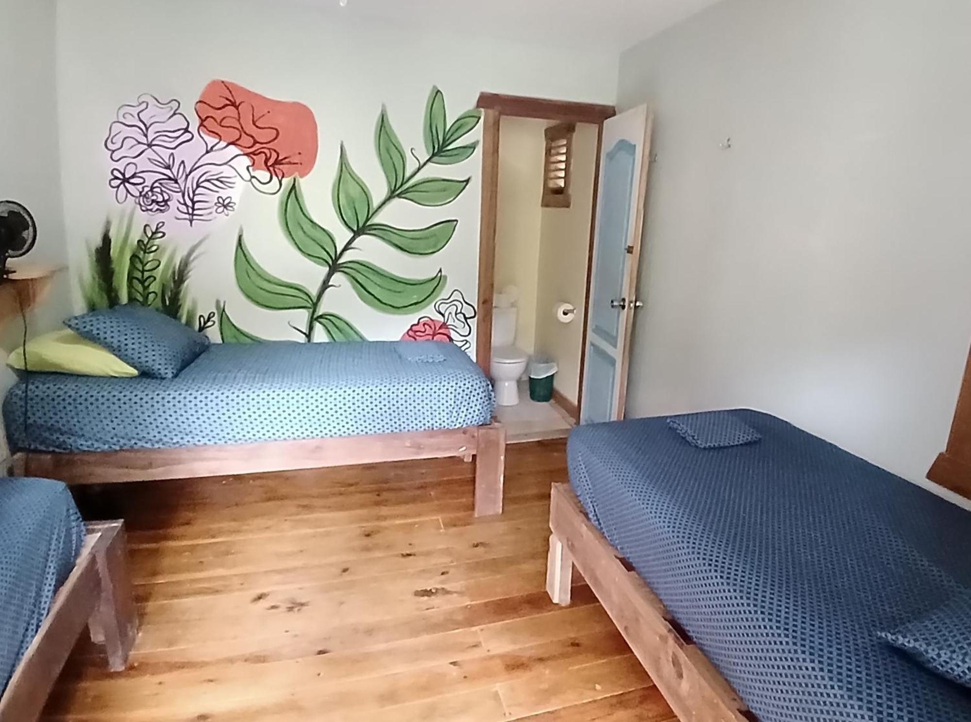 Roatan Backpackers' Hostel Sandy Bay ภายนอก รูปภาพ