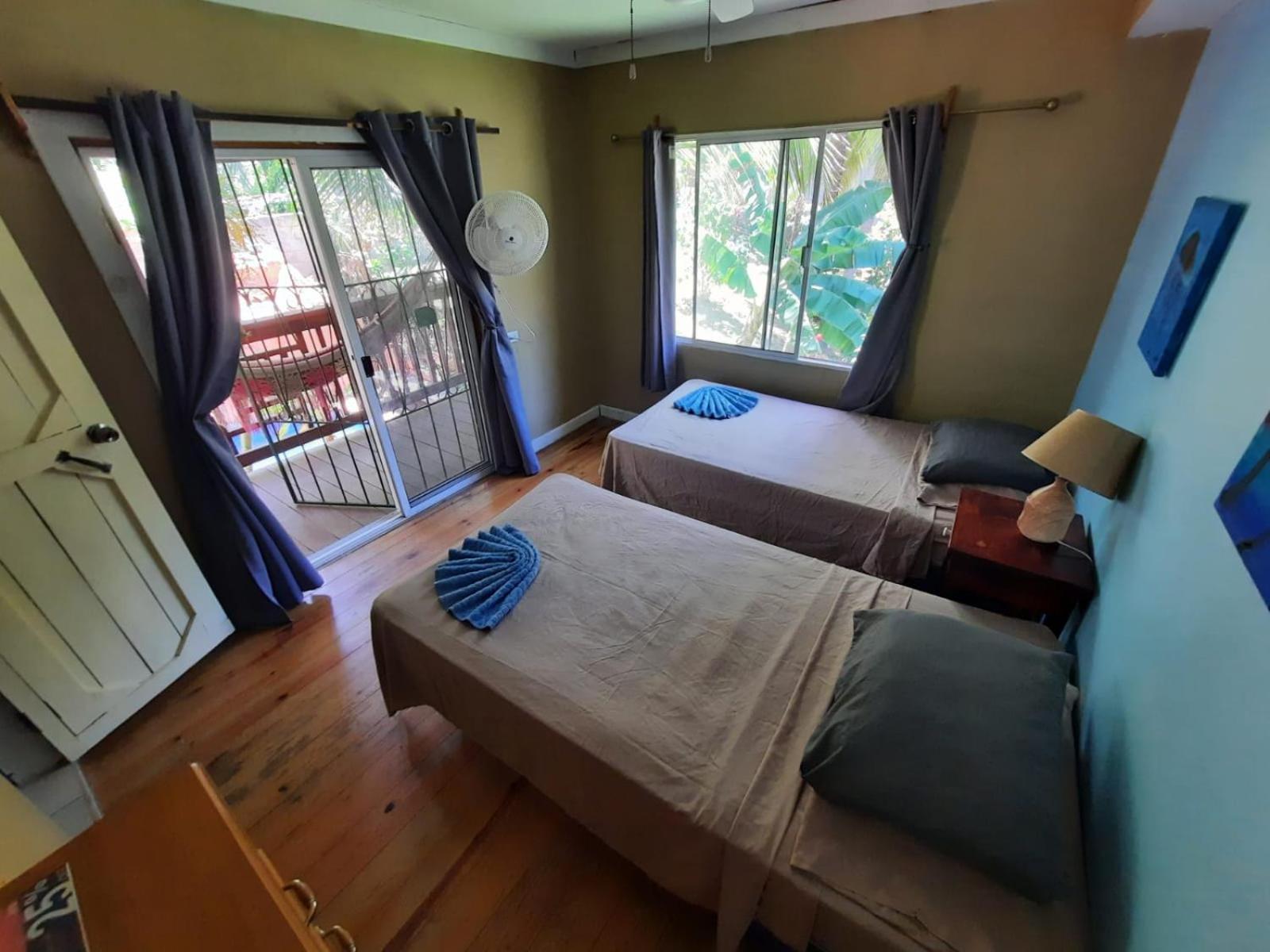 Roatan Backpackers' Hostel Sandy Bay ภายนอก รูปภาพ