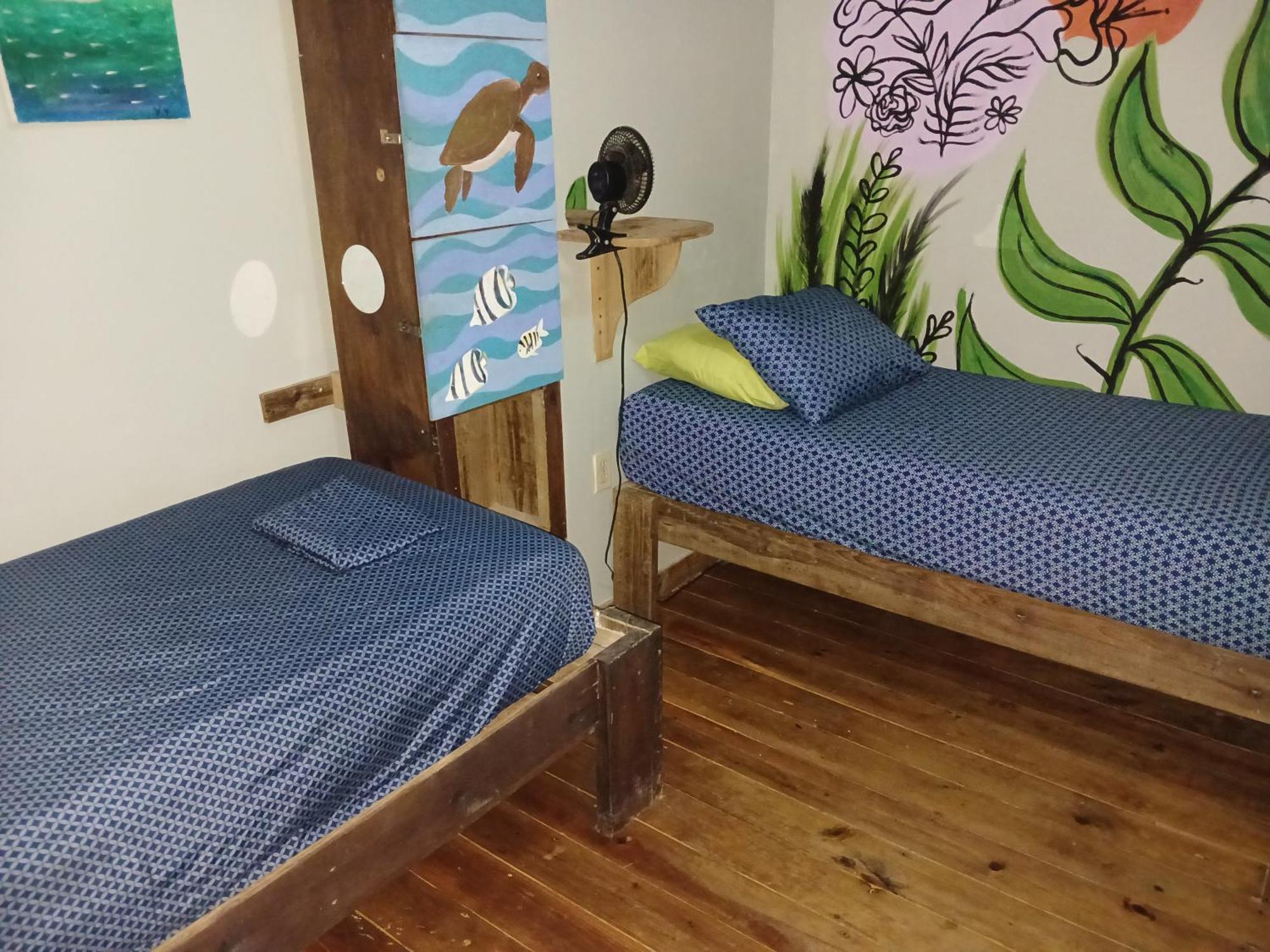 Roatan Backpackers' Hostel Sandy Bay ภายนอก รูปภาพ