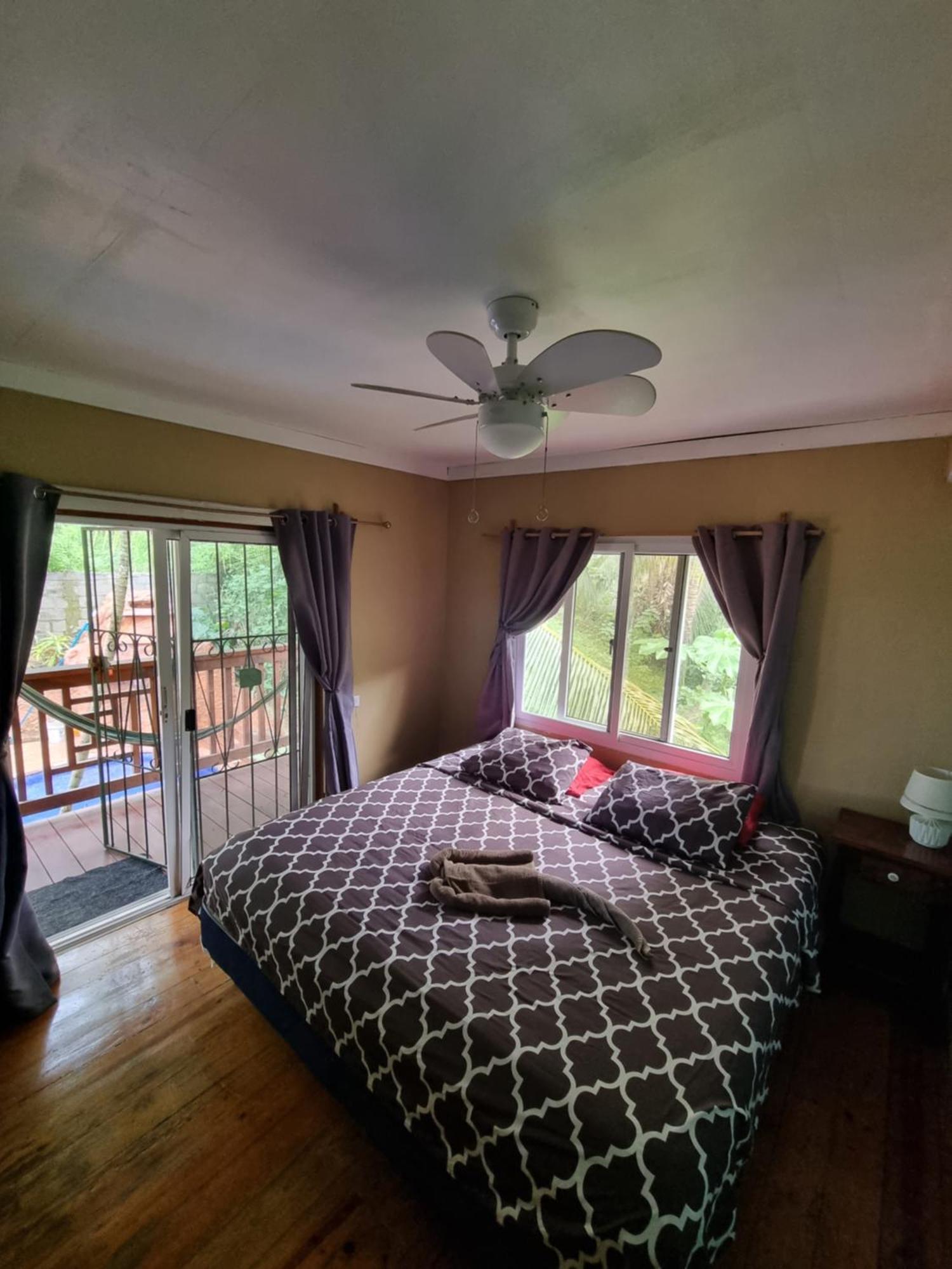 Roatan Backpackers' Hostel Sandy Bay ภายนอก รูปภาพ