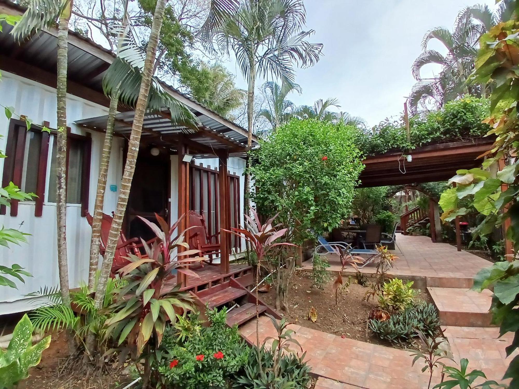 Roatan Backpackers' Hostel Sandy Bay ภายนอก รูปภาพ
