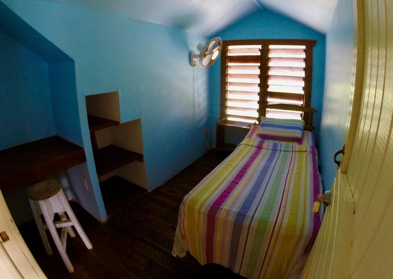 Roatan Backpackers' Hostel Sandy Bay ภายนอก รูปภาพ