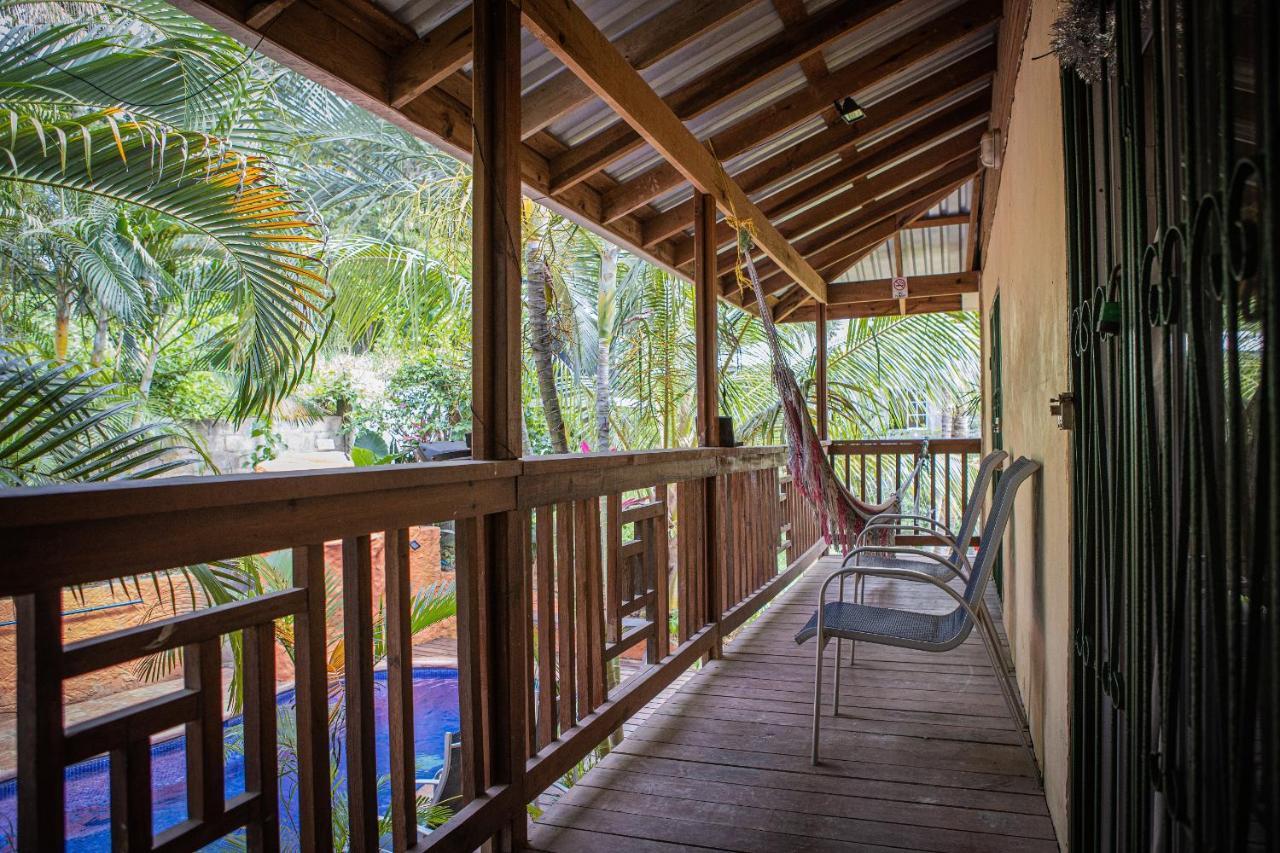 Roatan Backpackers' Hostel Sandy Bay ภายนอก รูปภาพ